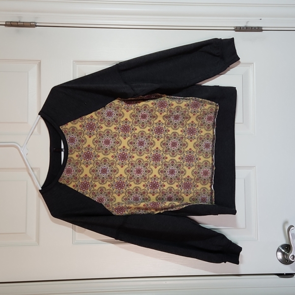 Long Sleeve Shirt with pattern, sz small